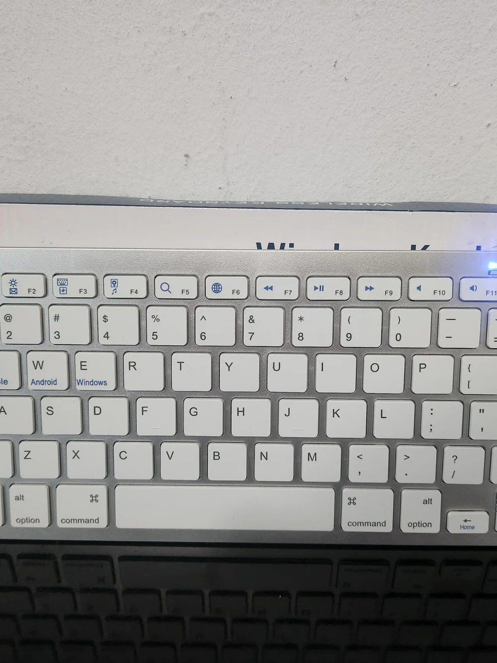 Source Unknown White Wireless Tablet Keyboard
